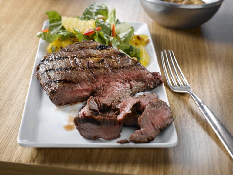 Bifteck au miso avec laitue romaine