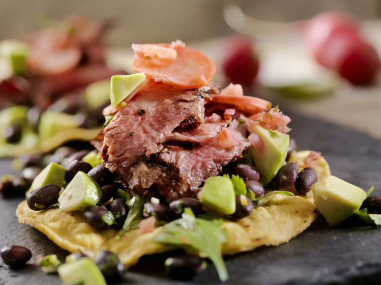 Tostadas au bifteck et au maïs, salade de haricots aux herbes et radis marinés