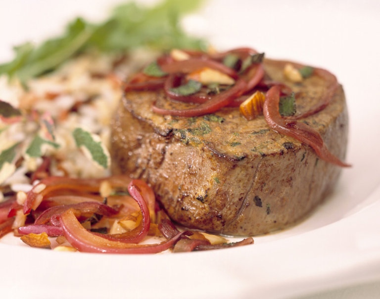 Médaillons de bœuf à la moutarde et Compote d’oignons à la sauge