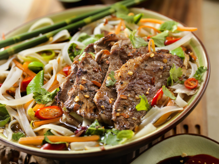 Soupe pho au bœuf et aux nouilles