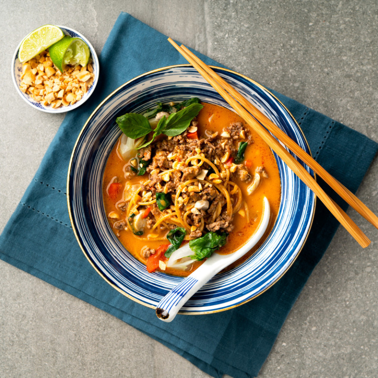 Bol de nouilles et de bœuf au cari thaï