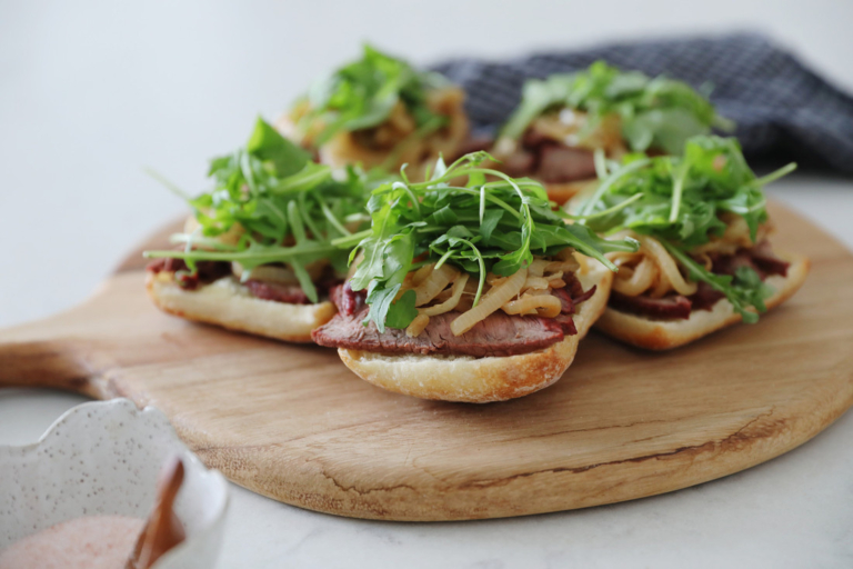 Sandwich au bifteck mariné et à la compote d’oignons