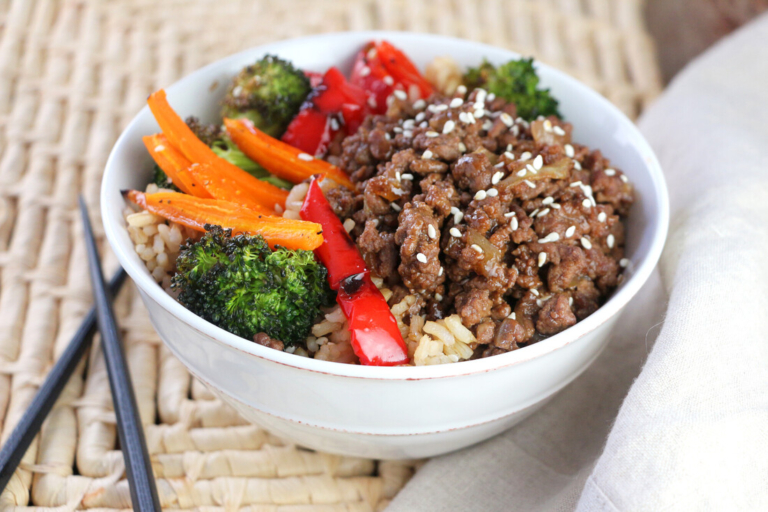 Bols-repas asiatiques au bœuf et aux légumes rôtis