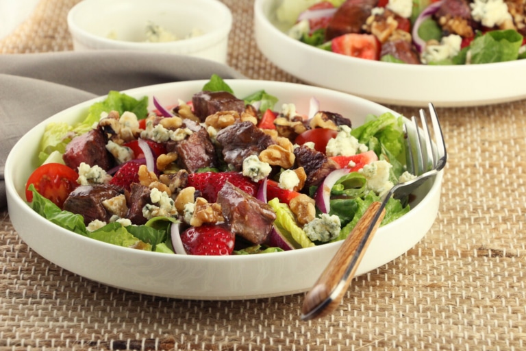 Salade tiède au bifteck poêlé, aux fraises et au fromage bleu